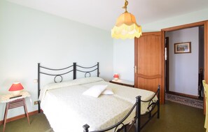3 bedrooms, iron/ironing board, travel cot, free WiFi
