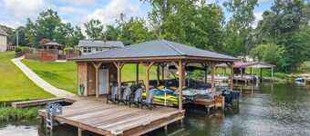 Dockside Dream on Lake Sinclair – Swimming Dock, Porch Views & Room for Everyone