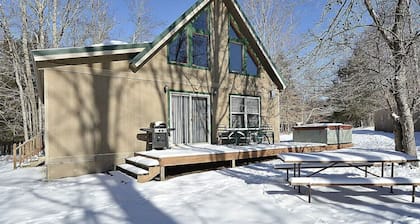 Fabulous Rustic Mountain Cabin walking distance to Timberline Mountain Slopes!