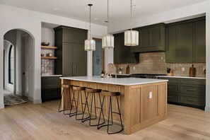 Køleskab, mikrobølgeovn, ovn, kogeplade