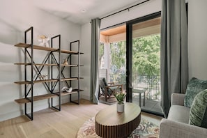 Smart TV, fireplace, books, stereo