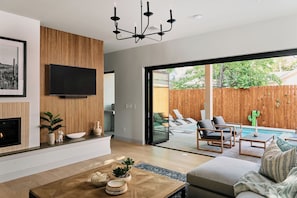Smart TV, fireplace, books, stereo - Casa De Prado by Lux Tiny Resorts (Austin)