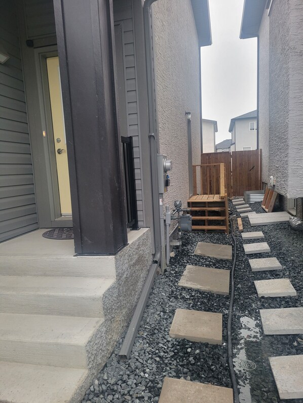 Exterior detail - Cozy Basement Suite in Winnipeg (Winnipeg)