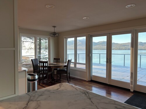  Private Beachfront 3 bedroom + loft, 5 bed, huge deck. 2 bath, WiFi, barbecue.