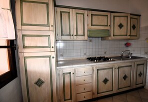 Kühlschrank, Geschirrspüler, Wasserkocher mit Kaffee-/Teezubehör