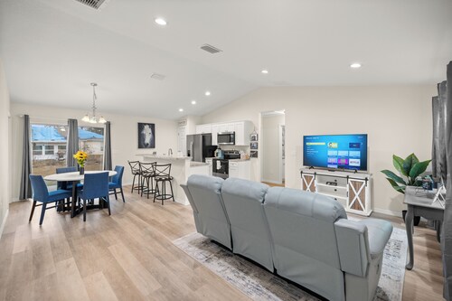 Charming 3-bedroom house in peaceful Ocala with WiFi, AC