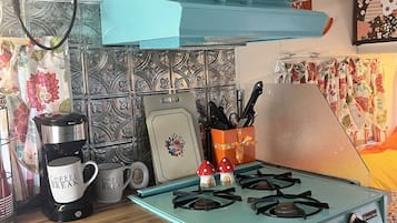 Microwave, cookware/dishes/utensils