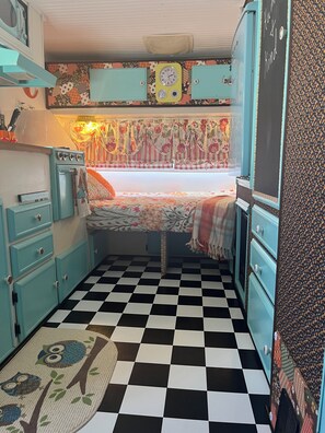 1 bedroom, bed sheets