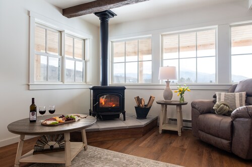 The Roost: Modern Farmhouse Getaway