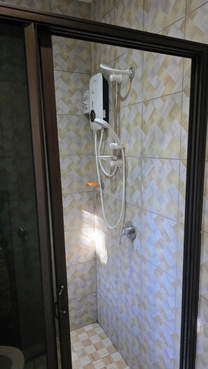 Shower, towels, soap, toilet paper - HASMATULLAH HOLIDAY APARTMENT 2-bedroom with WiFi & AC in delightful Sigatoka (Sigatoka)