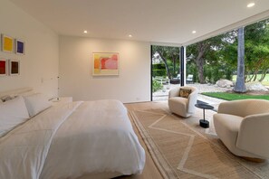 2 bedrooms, desk, iron/ironing board, WiFi