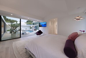 2 bedrooms, desk, iron/ironing board, WiFi