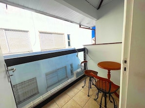 Habitación estándar con 2 camas individuales | Zona de estar | Televisor de 32 pulgadas con canales digitales