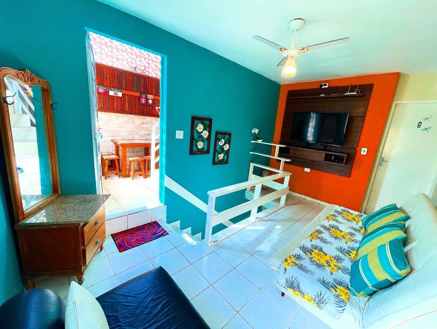 Loftsleilighet – premium | Oppholdsrom | En 32-tommers TV med digitale kanaler