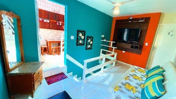 Loftsleilighet – premium | Oppholdsrom | En 32-tommers TV med digitale kanaler