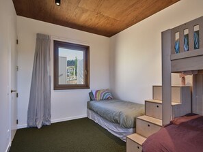 4 bedrooms, desk, iron/ironing board, travel cot