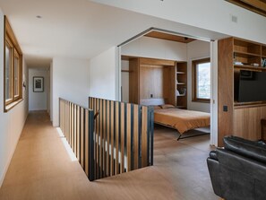 4 slaapkamers, een bureau, een strijkplank/strijkijzer, reisbedje