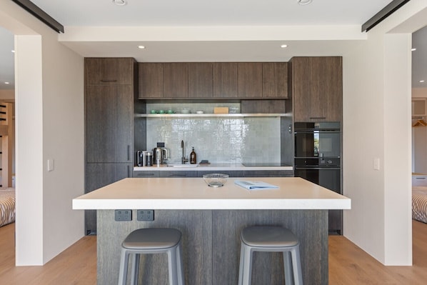 Fridge, microwave, oven, stovetop - Alp Studios Apartment 2 (Wānaka)