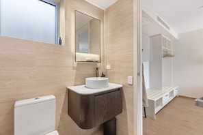 Hair dryer, towels - Alp Studios Apartment 2 (Wānaka)
