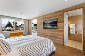 2 habitaciones, tabla de planchar con plancha y cuna de viaje 