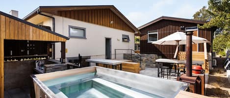 Outdoor spa tub