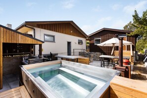 Outdoor spa tub - Alp Studios Apartment 1 (Wānaka)