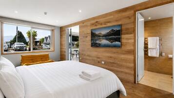2 habitaciones, tabla de planchar con plancha y cuna de viaje
