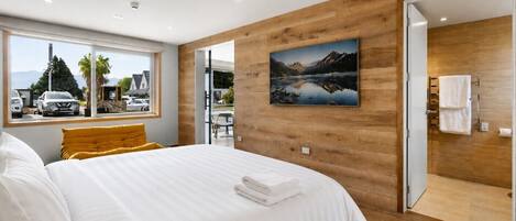 2 habitaciones, tabla de planchar con plancha y cuna de viaje