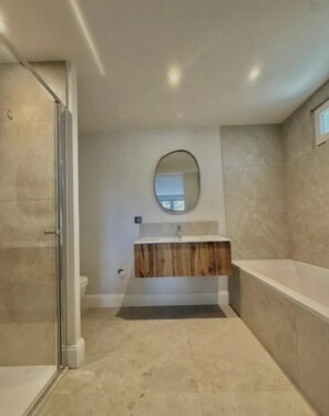 Chuveiro, secador de cabelo, toalhas de banho 