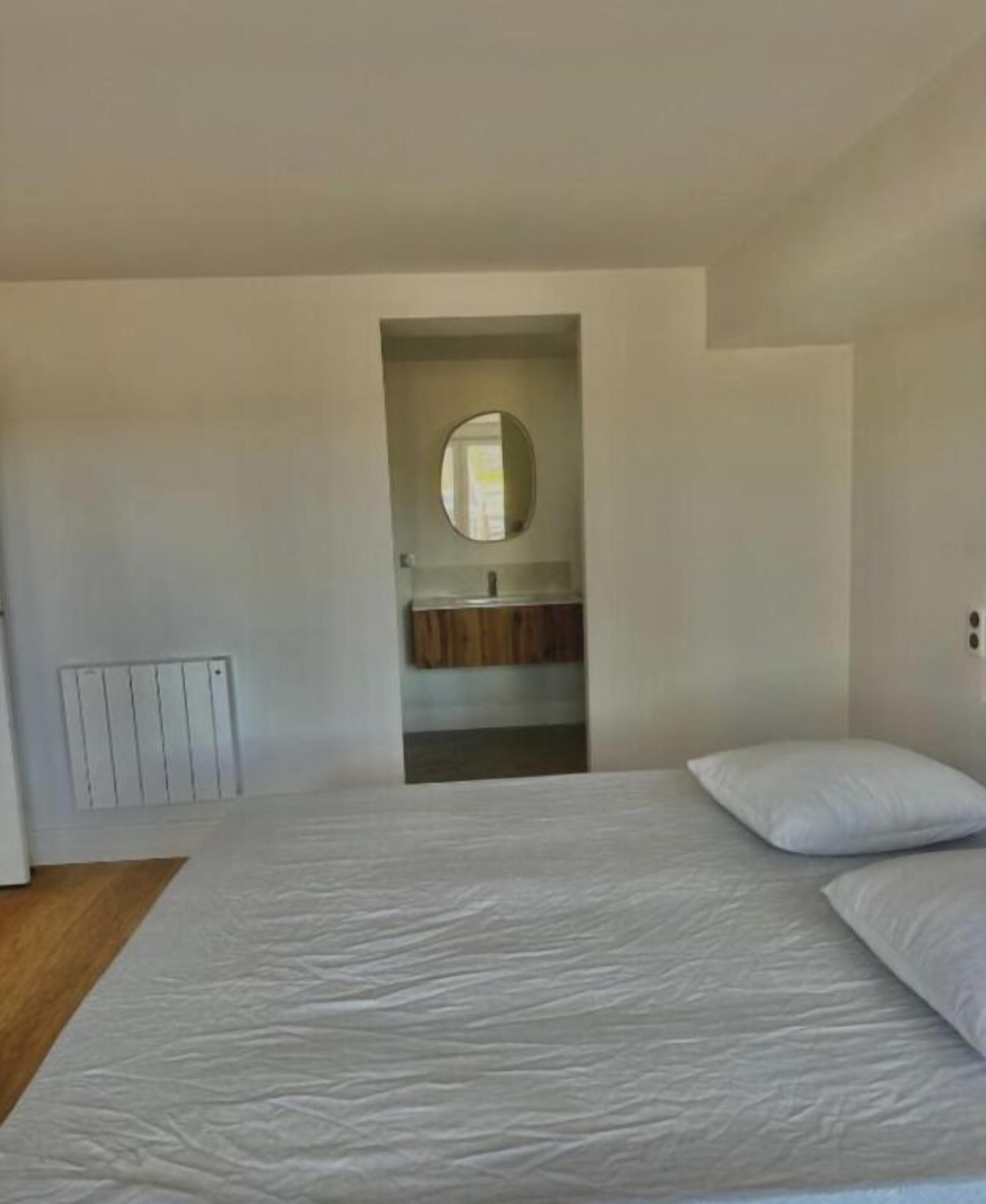 3 chambres, fer et planche à repasser, Wi-Fi gratuit, draps fournis