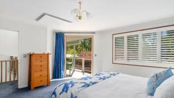 5 bedrooms, desk, travel cot, WiFi