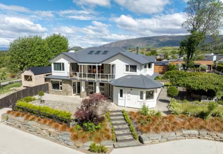Exterior. Wanaka Lake House - Close to That Wanaka Tree
