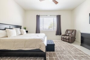 5 quartos, escrivaninha, ferros/tábuas de passar roupa, berço de viagem