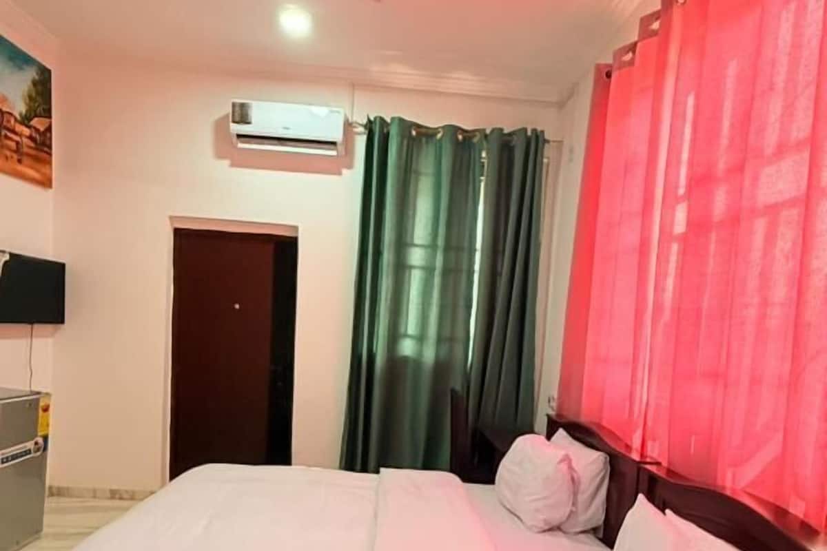 Standard Room, Balcony, City View | Iron/ironing board