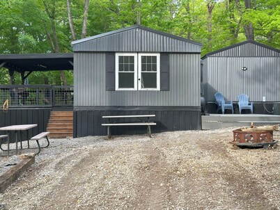 Kentucky Lake - Jonathan Creek 2-bedroom Cabin, WiFi, shared dock & Bald Eagles!