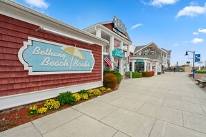 A bookstore named Bethany Beach Books with a beach-themed sign.