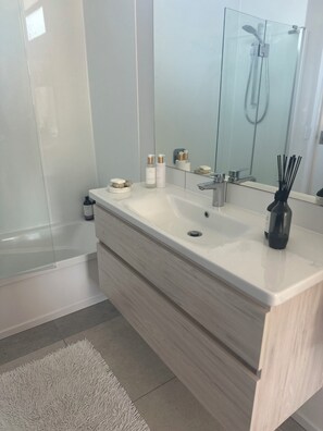 Séchoir à cheveux, serviettes fournies, savon, papier de toilette