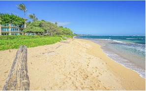 En la playa, camastros y toallas de playa