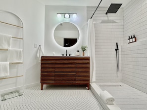 Bruser, hårtørrer, bidet, håndklæder