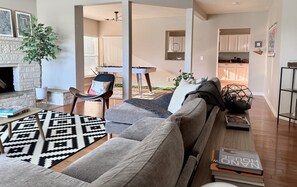 Smart-TV, Kamin, Videospiele, Bücher