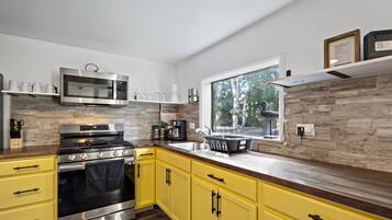 Een koelkast, een microgolfoven, een oven, een kookplaat