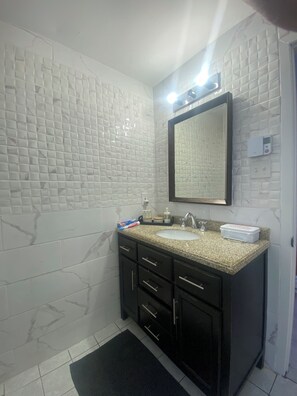 Hair dryer, towels, soap, toilet paper - Lakeside cottage on Lake Siesta - peaceful pet-friendly haven (Saint-Calixte)
