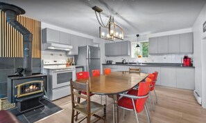 Private kitchen - Lakeside cottage on Lake Siesta - peaceful pet-friendly haven (Saint-Calixte)