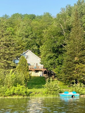 Exterior - Lakeside cottage on Lake Siesta - peaceful pet-friendly haven (Saint-Calixte)