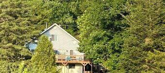 Lakeside cottage on Lake Siesta - peaceful pet-friendly haven