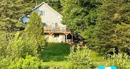 Lakeside cottage on Lake Siesta - peaceful pet-friendly haven