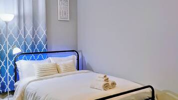 1 slaapkamer, een kluis op de kamer, een strijkplank/strijkijzer