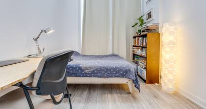 3 minutes walk to subway Finch, 17ft high ceiling with private back yard, condo