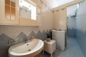 Dusche, Haartrockner, Bidet, Handtücher