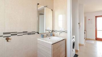 Doccia, asciugacapelli, bidet, asciugamani